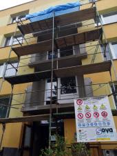 Obrázek - Pokračování stavby - oprava balkónů, hydroizolace.