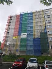 Obrázek - Revitalizace panelového domu před dokončením.
